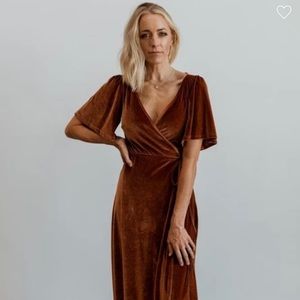 Beautiful quality mid-weight velvet material, suitable for all seasons